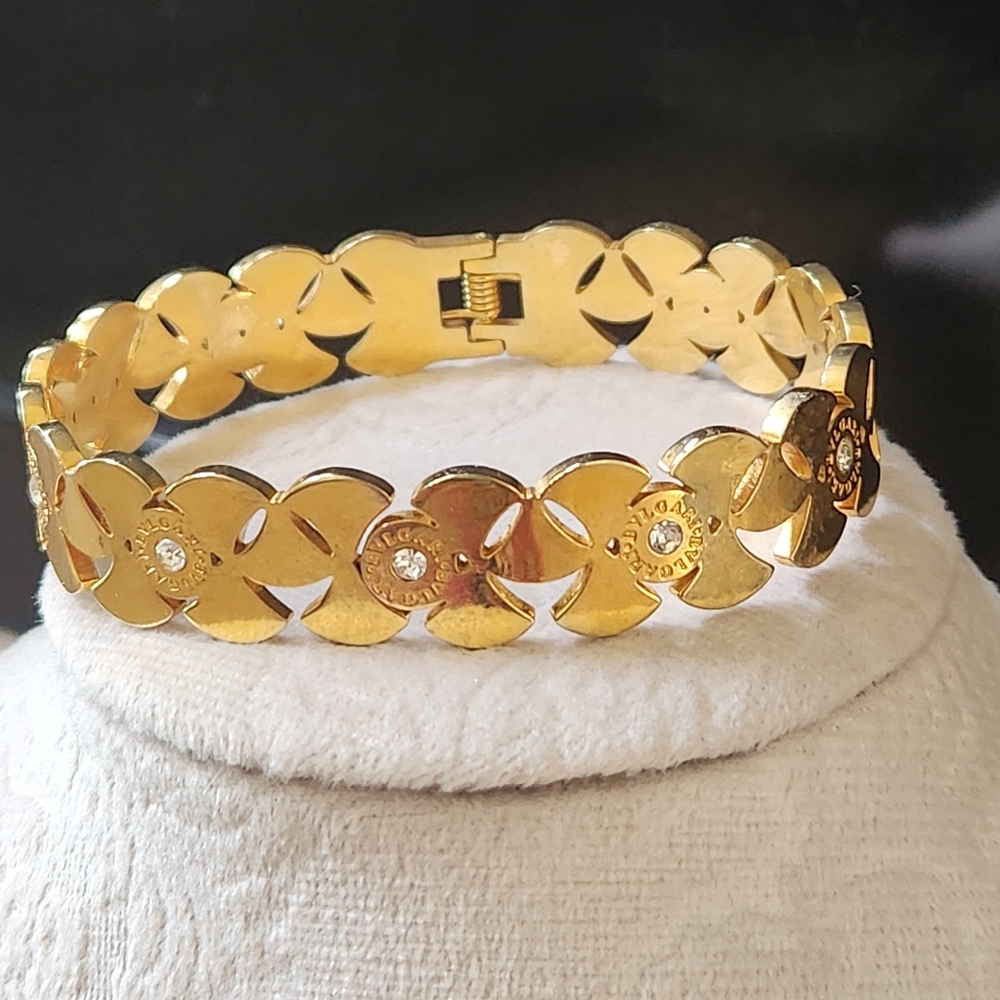 Beautiful Gold tone with rhinestone bracelet